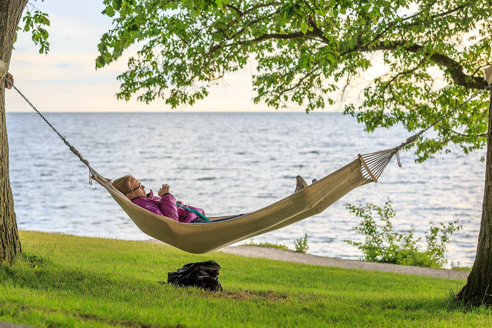 Någon vilar i en hängmatta vid havet nära Almedalen