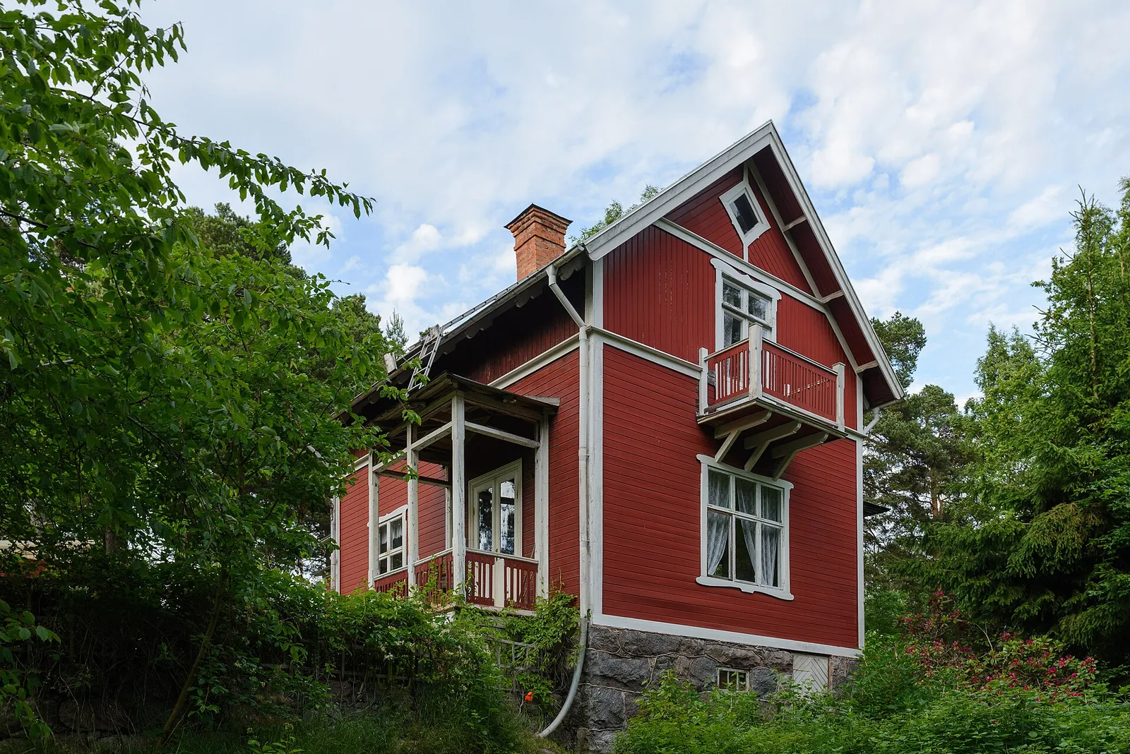 Rött trähus i Stockholms skärgård