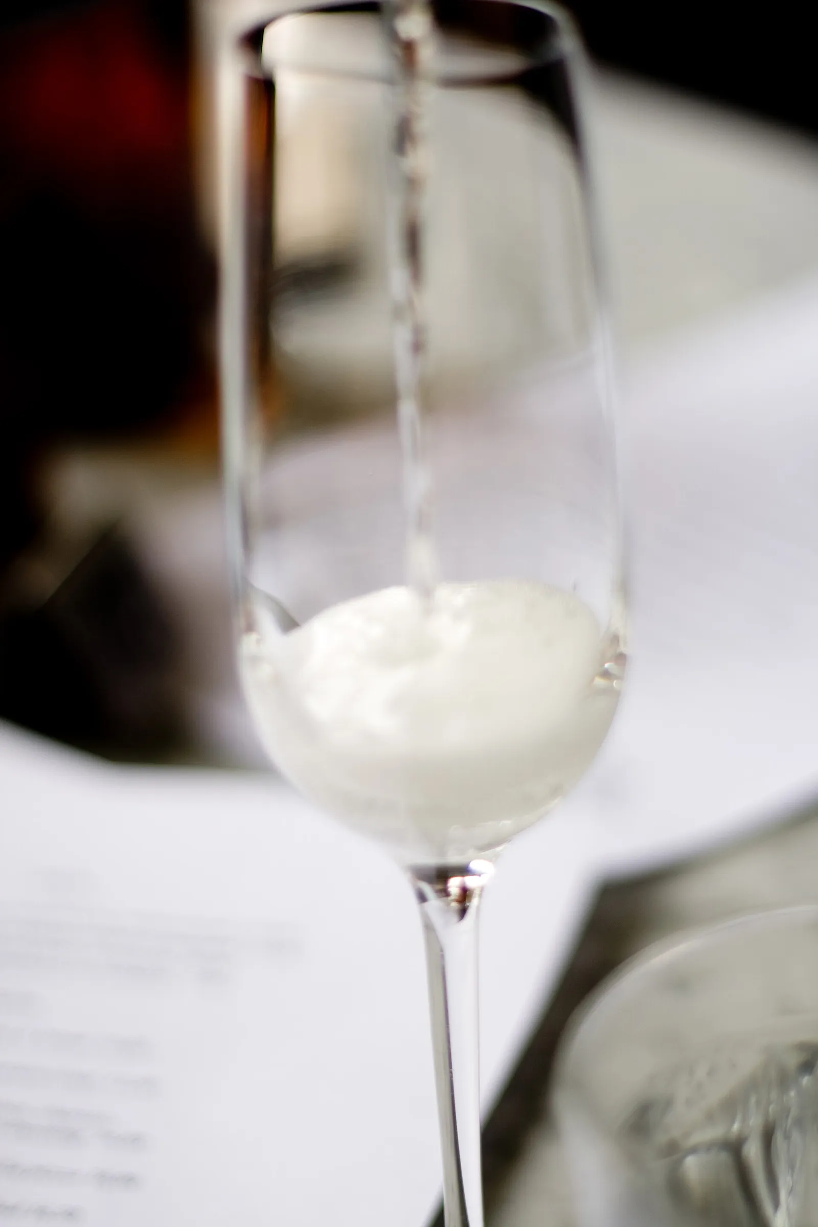 Mousserande vin hälls upp i ett glas