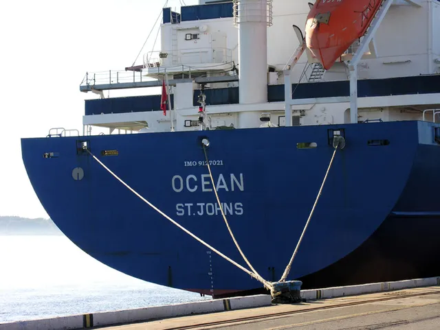 Ett containerfartyg till havs