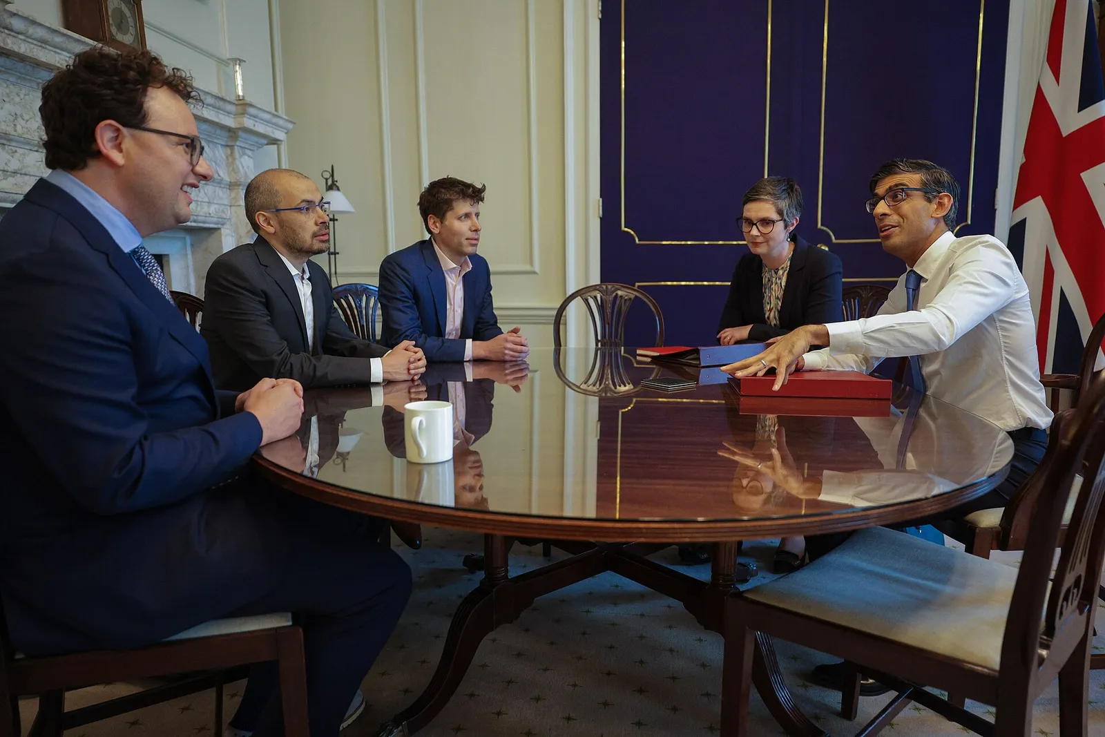 Storbritanniens dåvarande premiärminister Rishi Sunak i möte med AI-bolagens chefer i London 2023