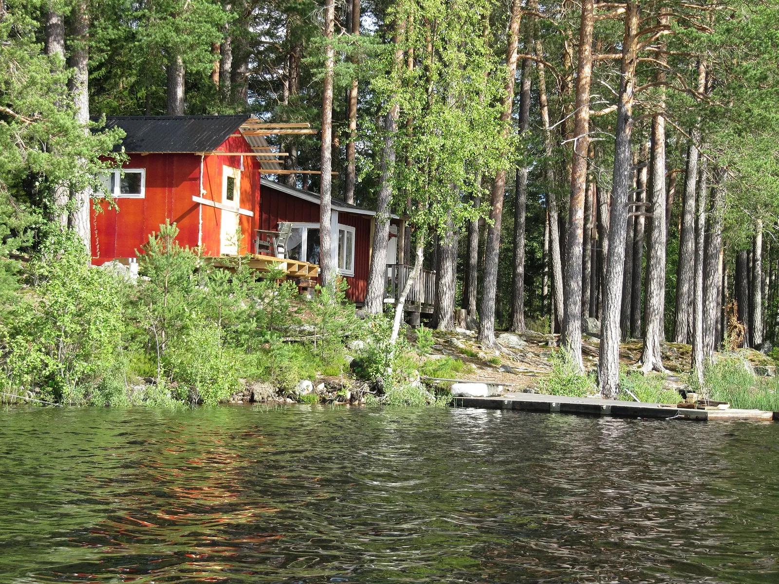 En liten sommarstuga vid Vatebosjön