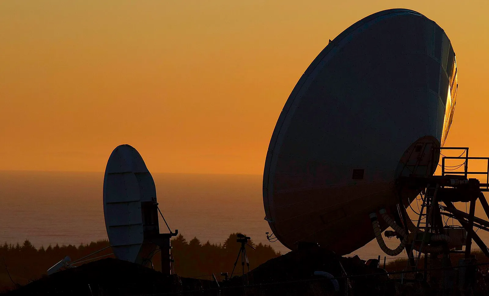 En rymdbas med satellitantenner