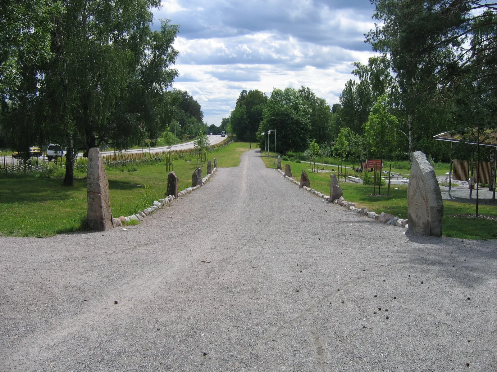 Runstenar längs Jarlabankes bro i Täby, Uppland