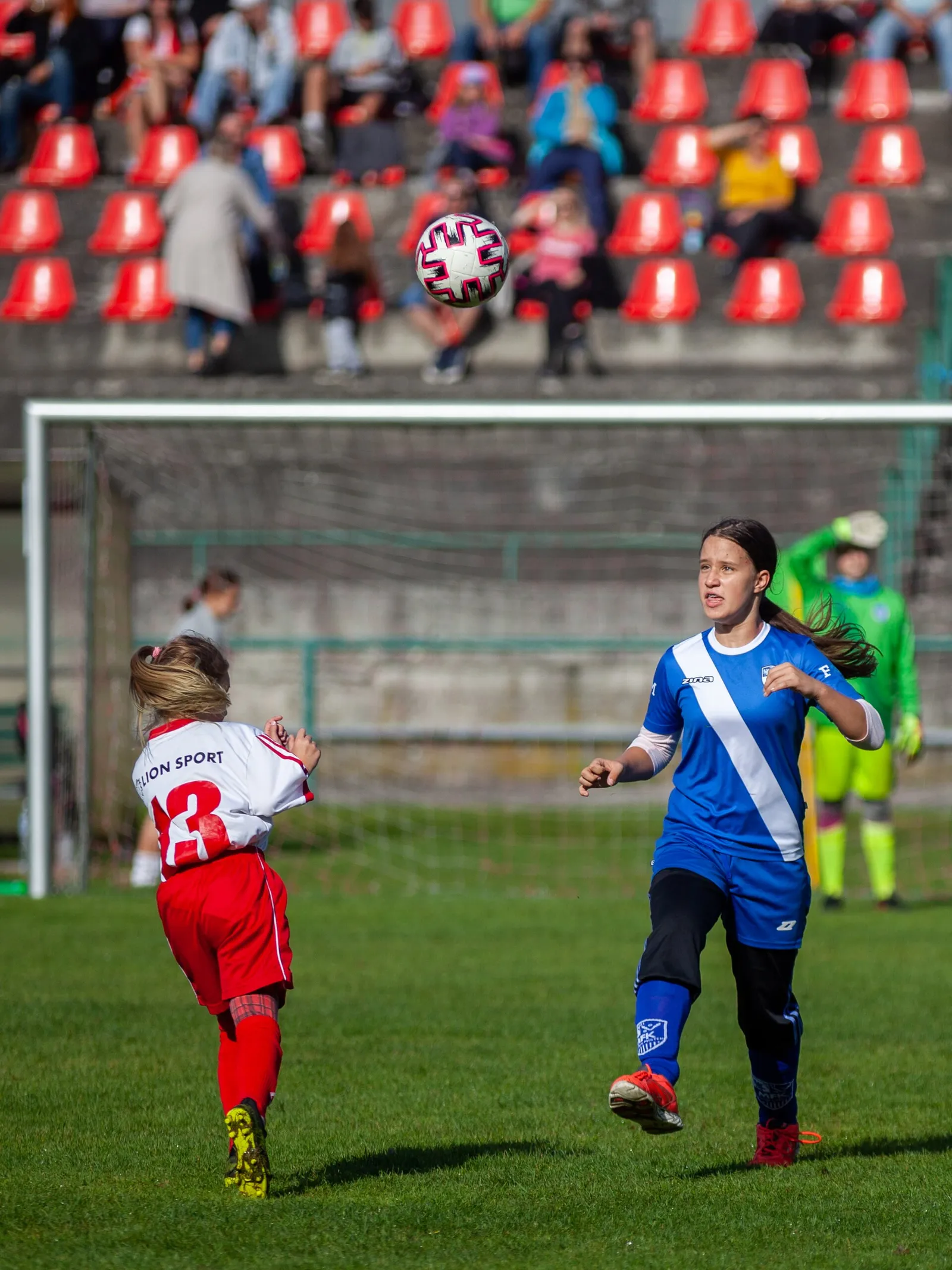 Ungdomsfotboll på en gräsplan