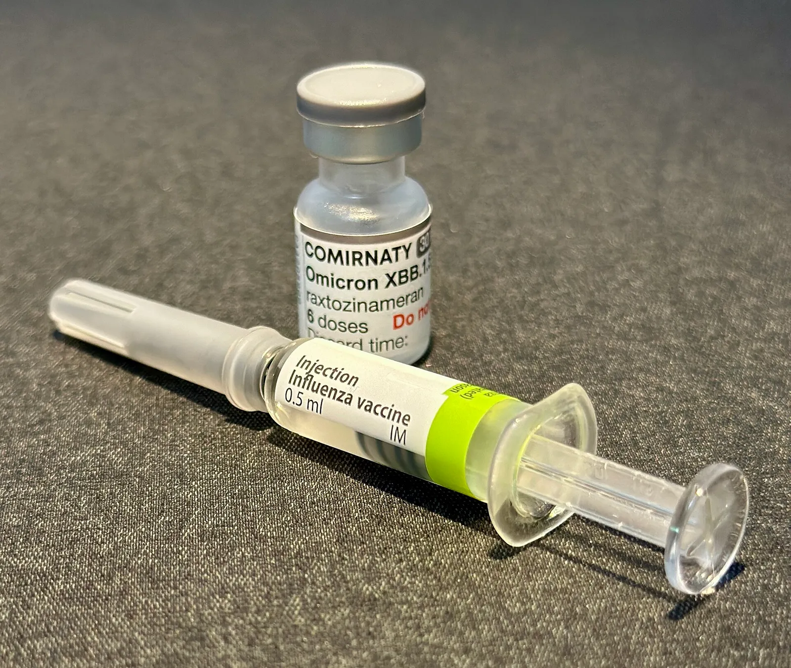 Vaccinflaskor och en förfylld spruta med influensavaccin, arkivbild