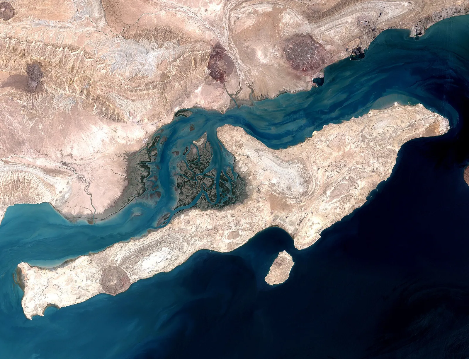 Satellitbild över Qeshm-ön i Hormuzsundet