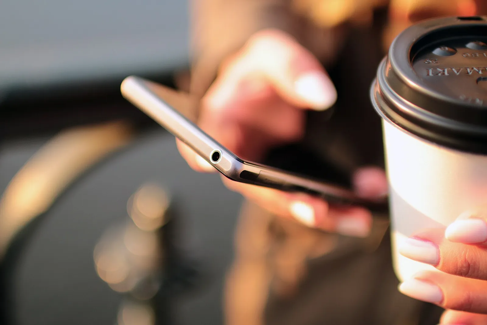 Person som läser ett meddelande i sin mobiltelefon