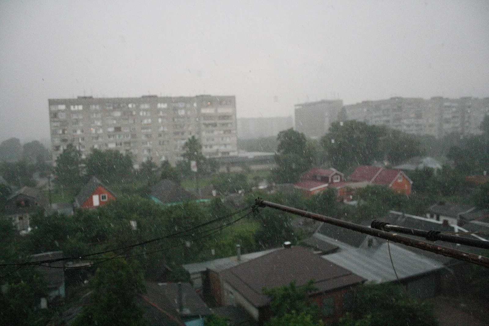 Kraftigt regn faller över en väg