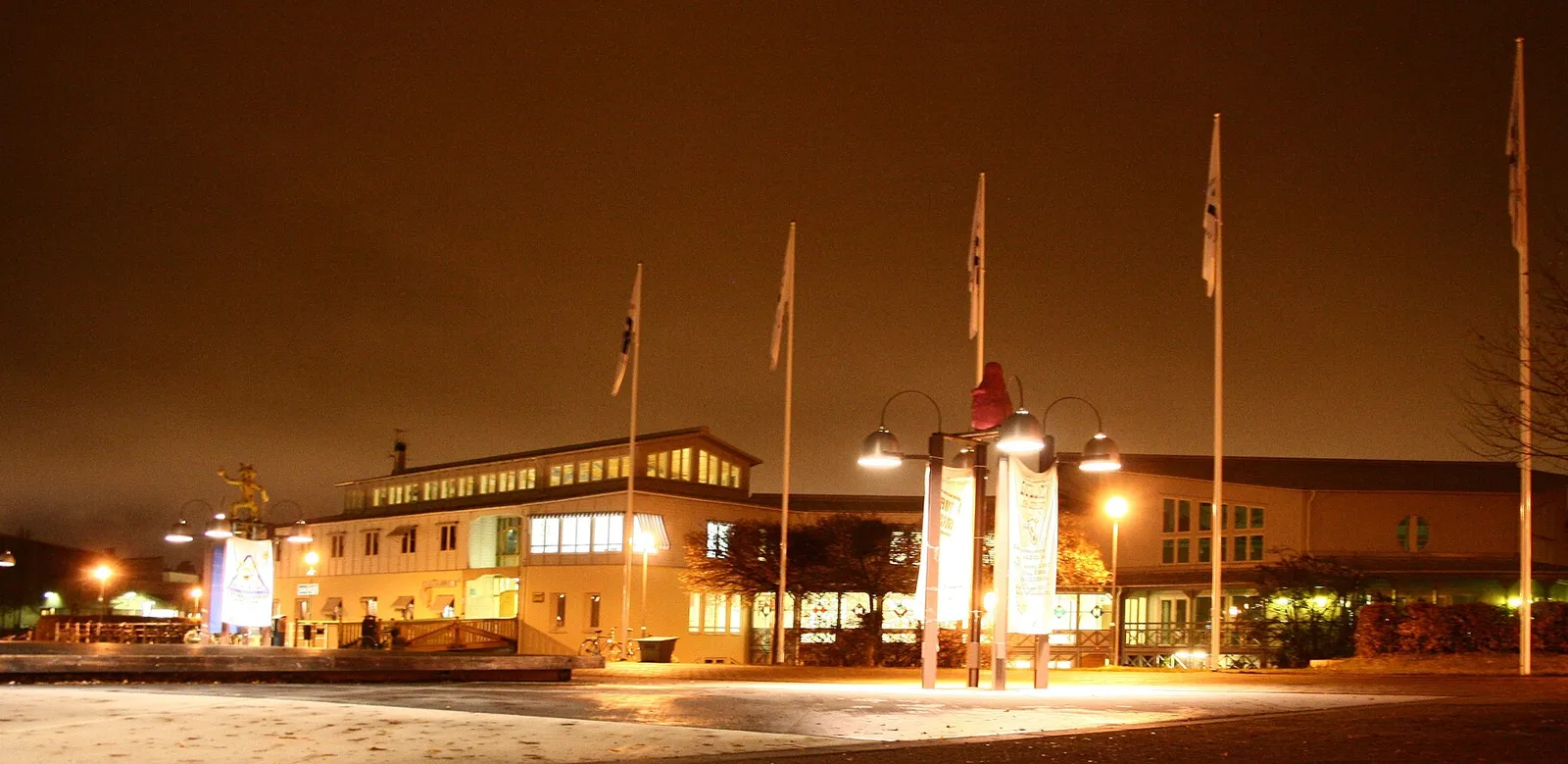 Universitetsbyggnad upplyst på kvällen