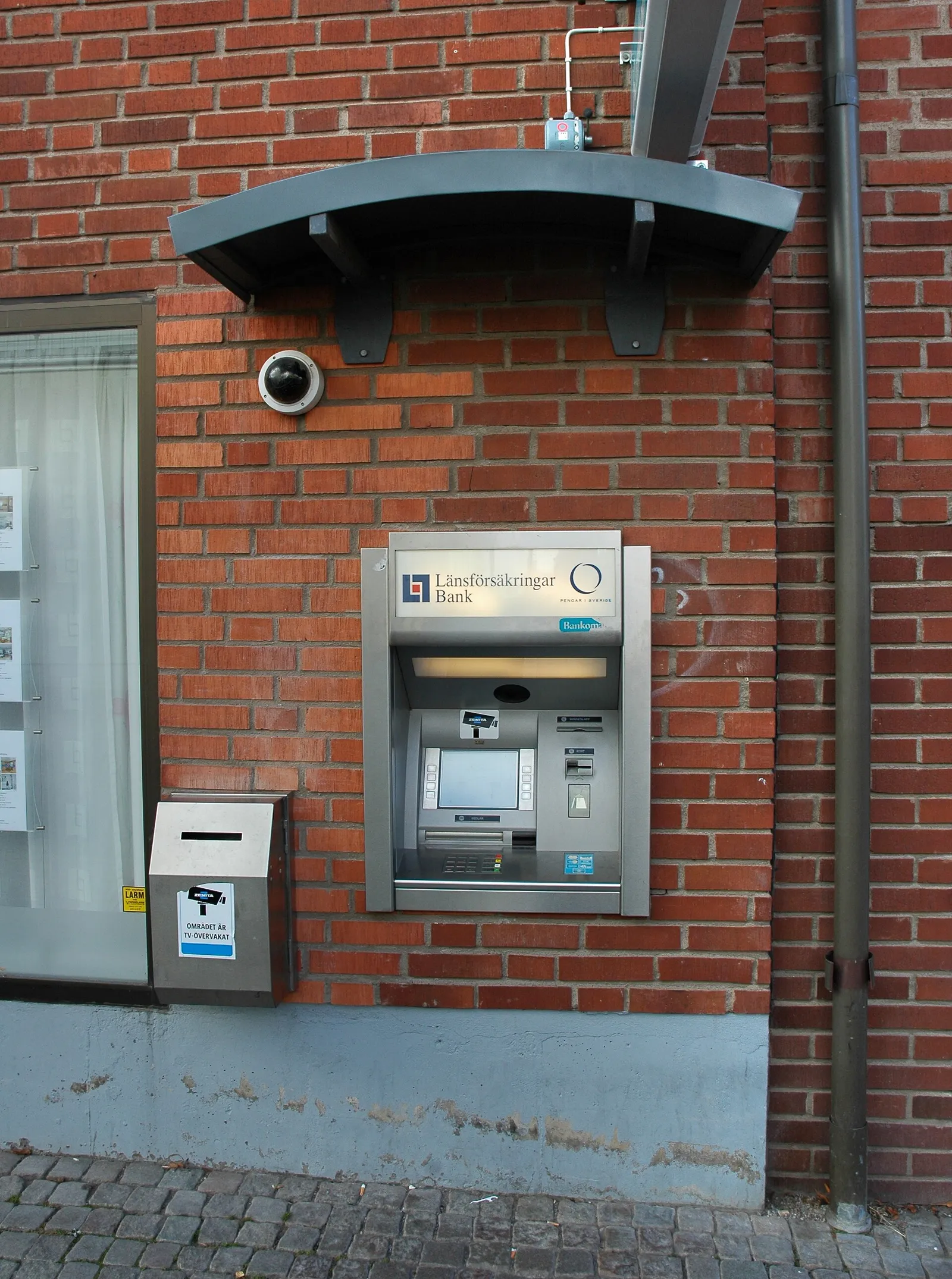 En bankomat på en gata i Sverige
