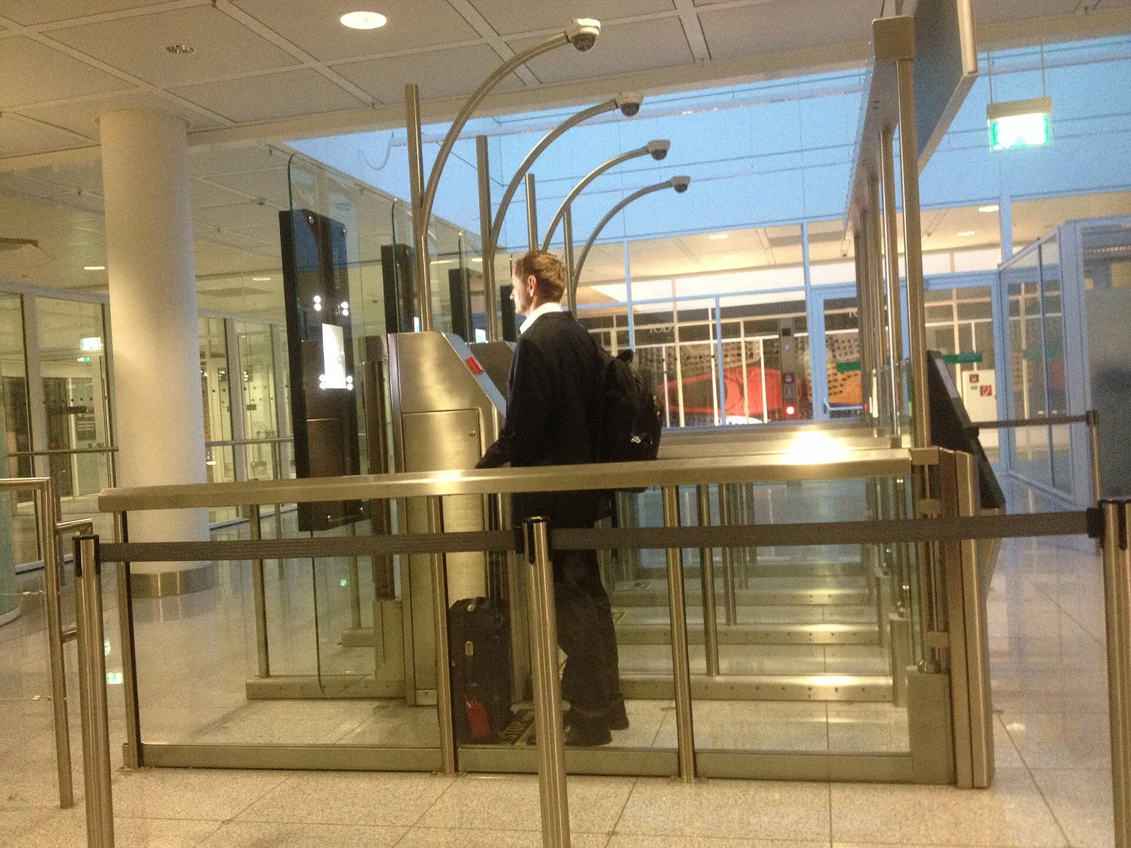 Resenär i automatisk passkontroll på flygplats