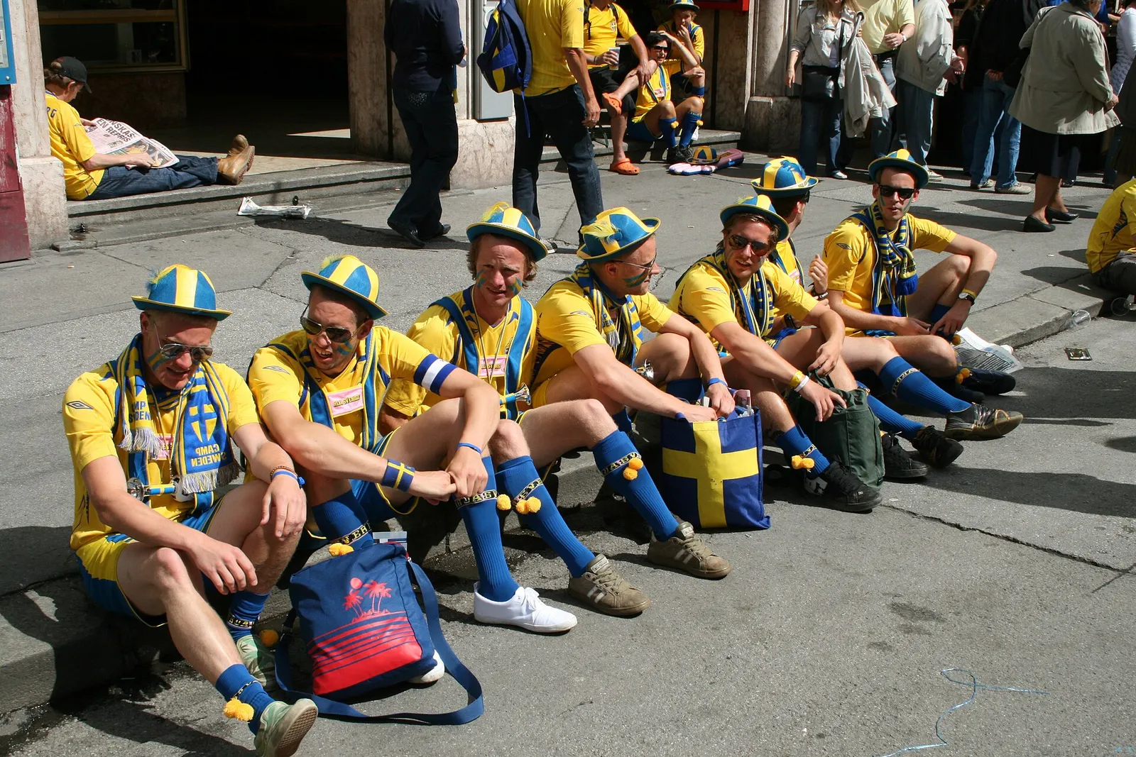 Svenska fotbollssupportrar i gult och blått
