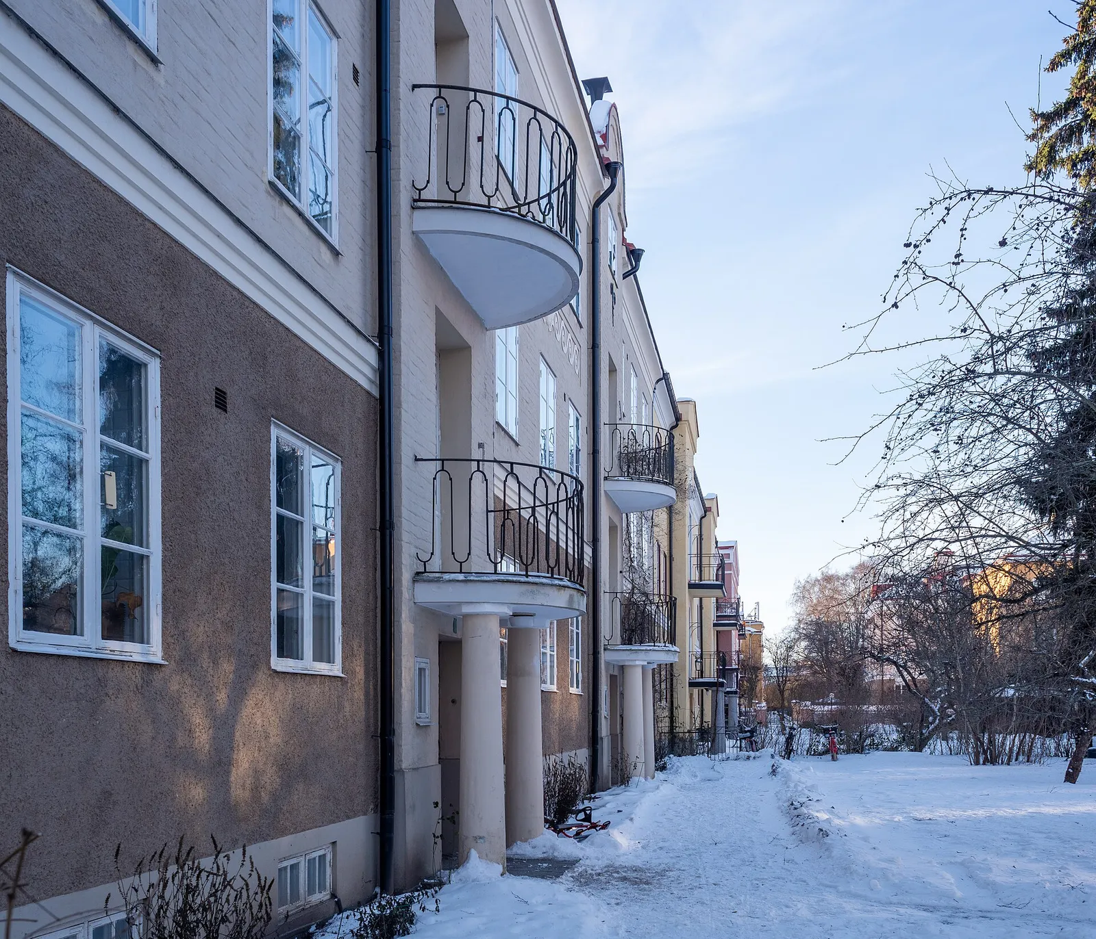 Fasad på ett bostadshus vid en gata i Stockholm