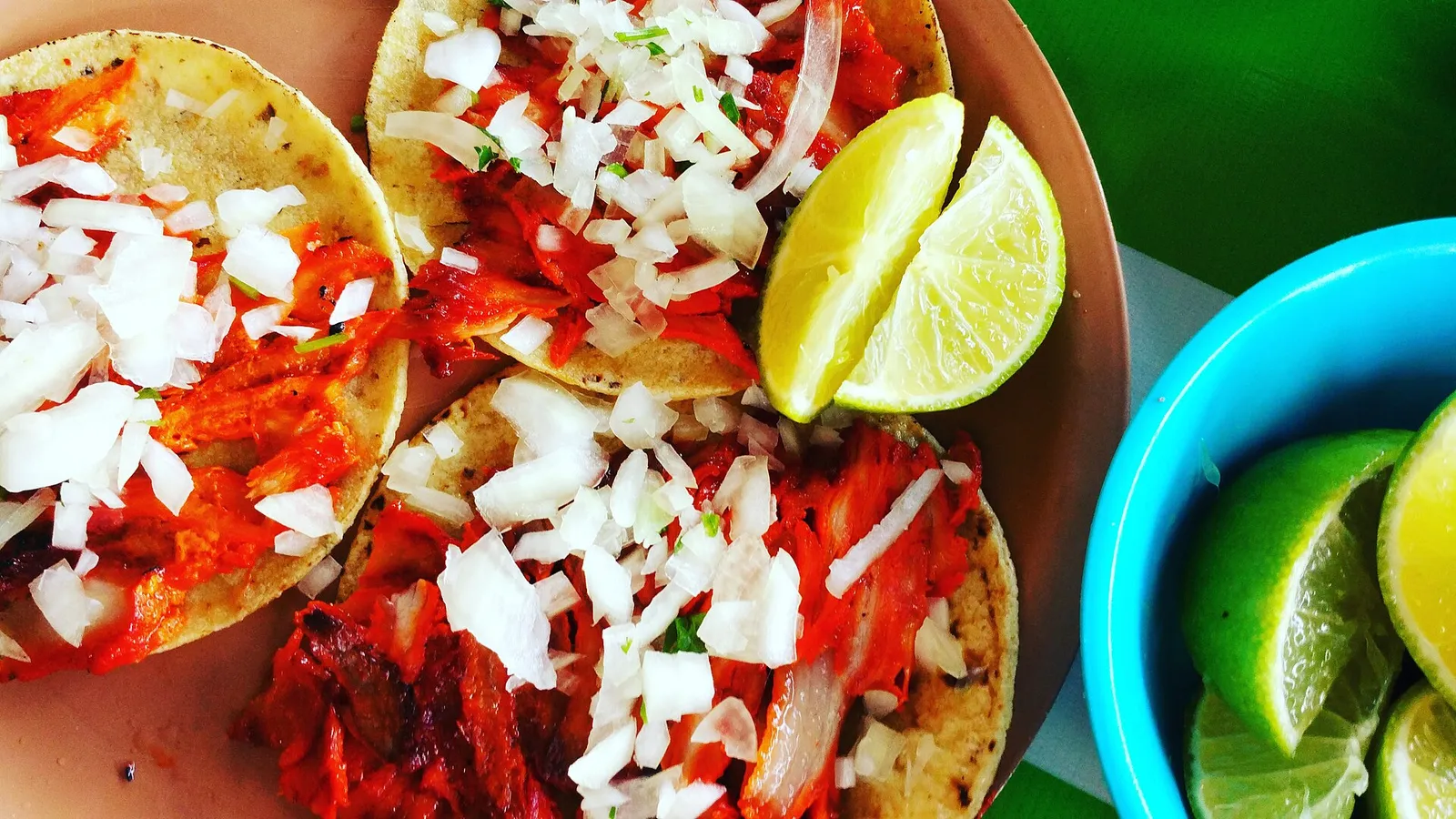 En tallrik med tacos