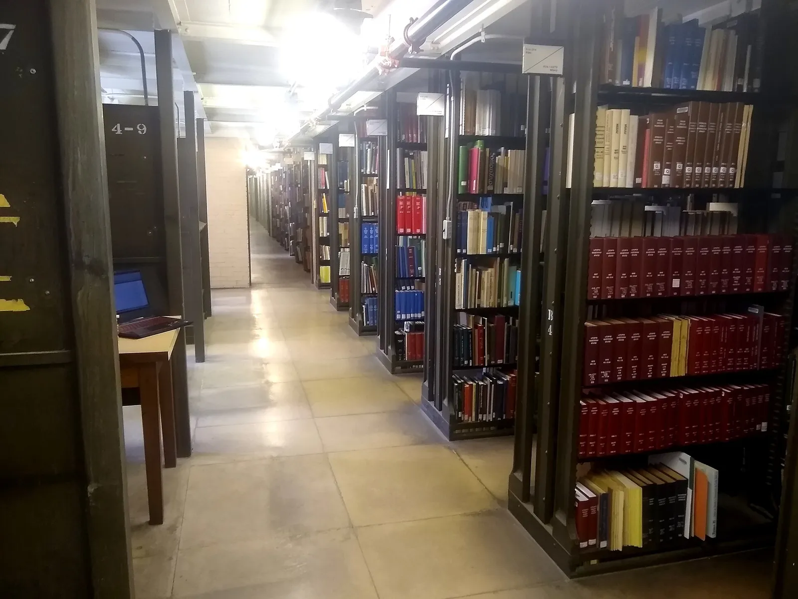 Arkivbild: bokhyllor i ett biblioteksmagasin