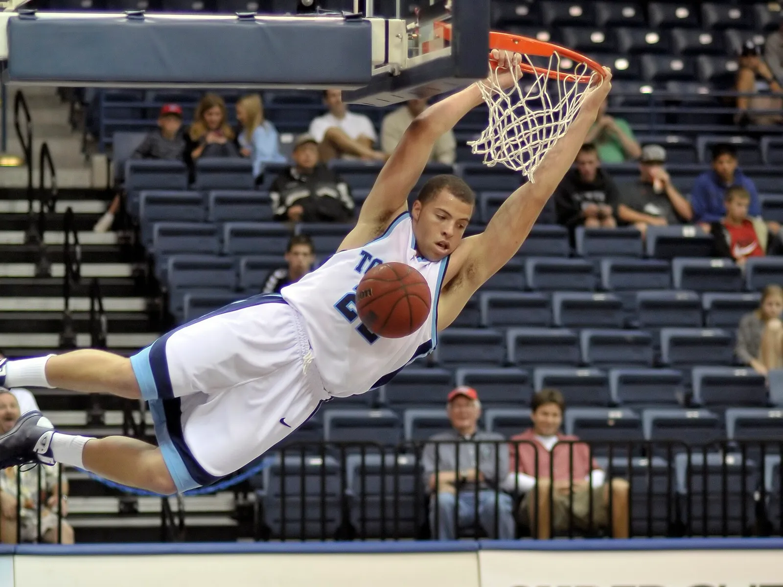 Basketspelare i en dunk (genrebild)