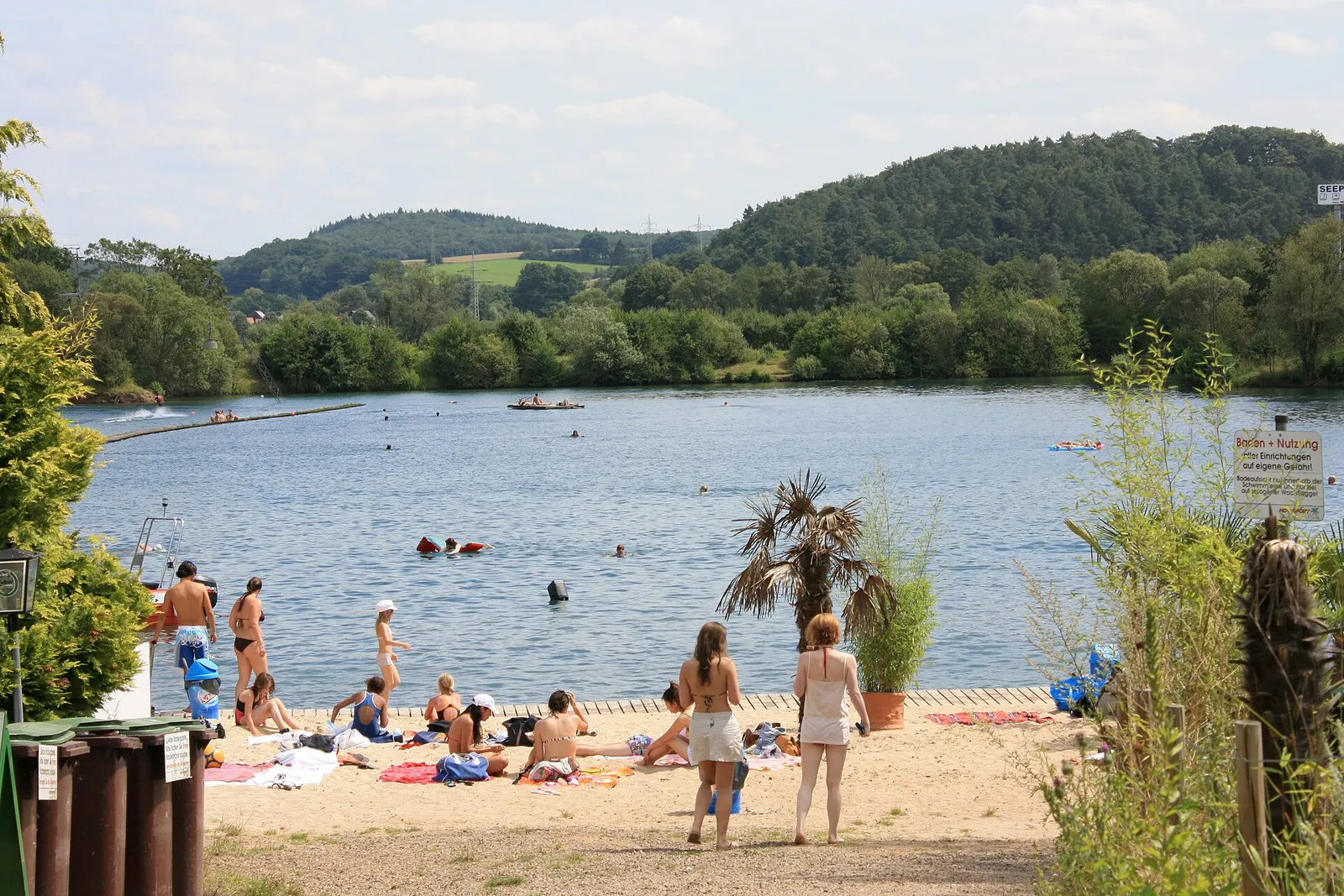 En badsjö en sommardag (illustration)