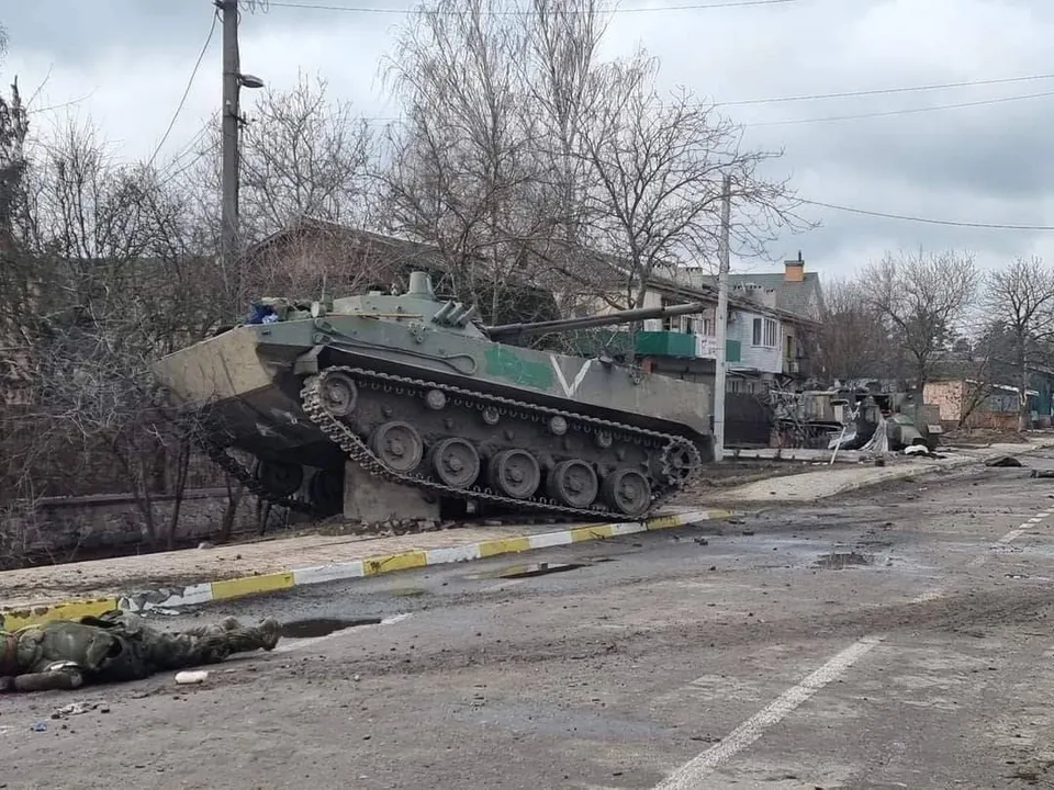 Övergivet ryskt pansarfordon under striderna i Ukraina