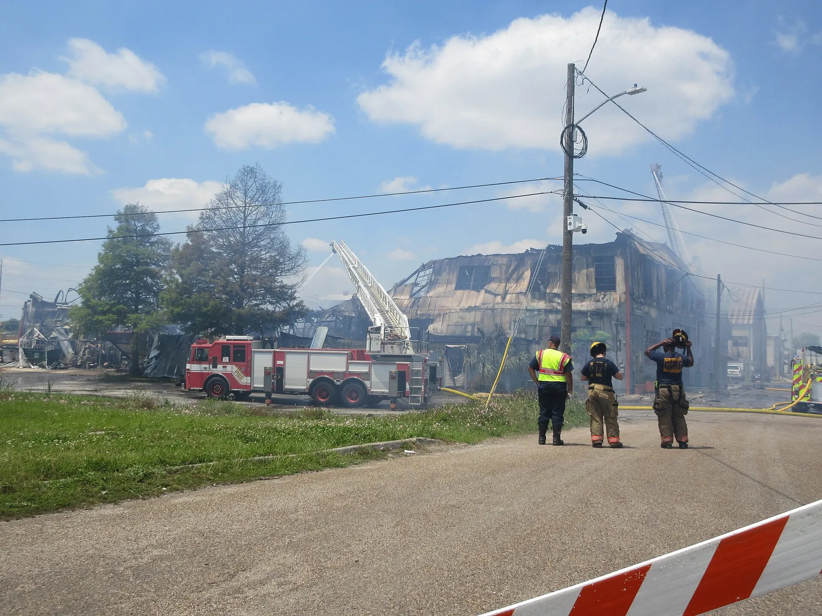 Brandmän bekämpar en husbrand (arkivbild)