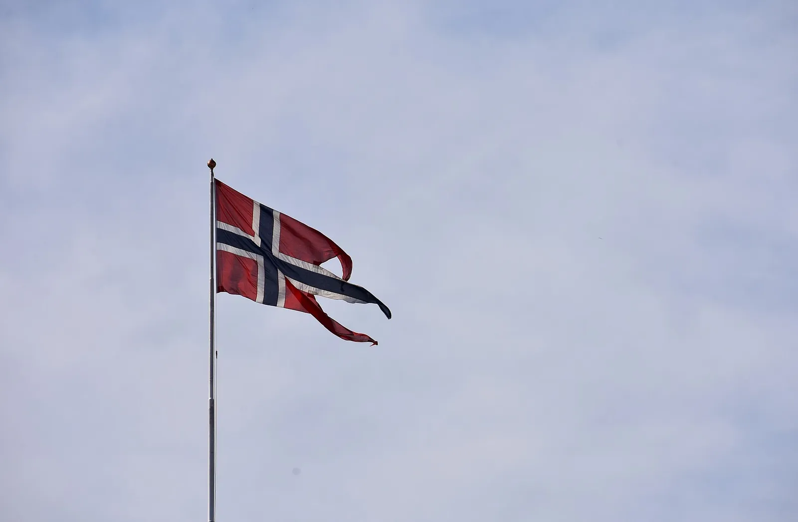 Arkivbild: den norska flaggan över slottet i Oslo
