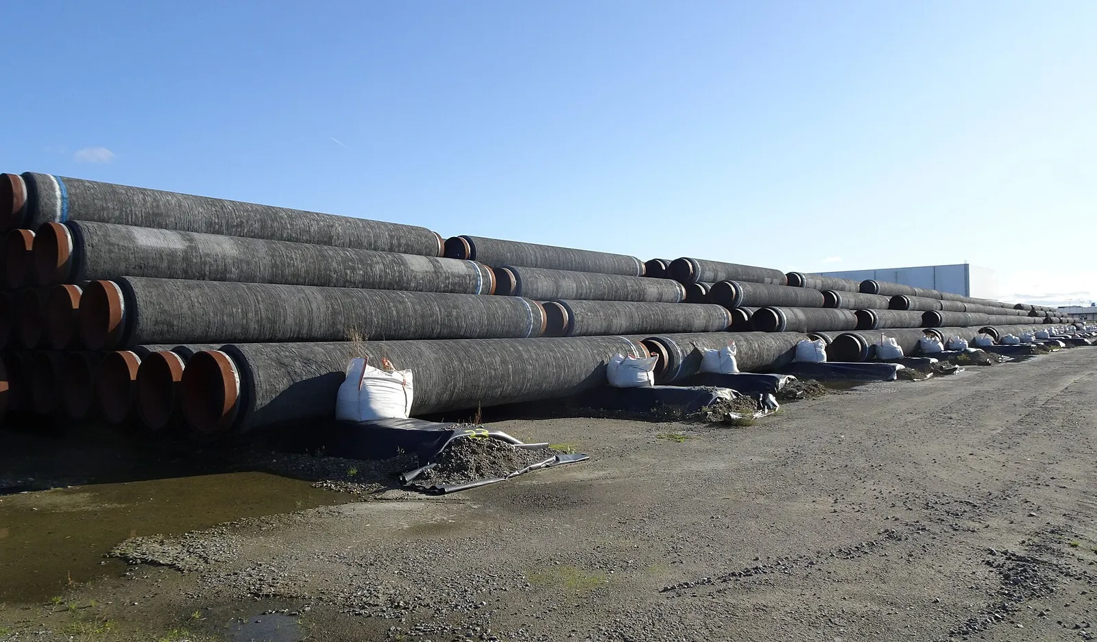 Rör för Nord Stream 2 lagrade i hamnen i Mukran
