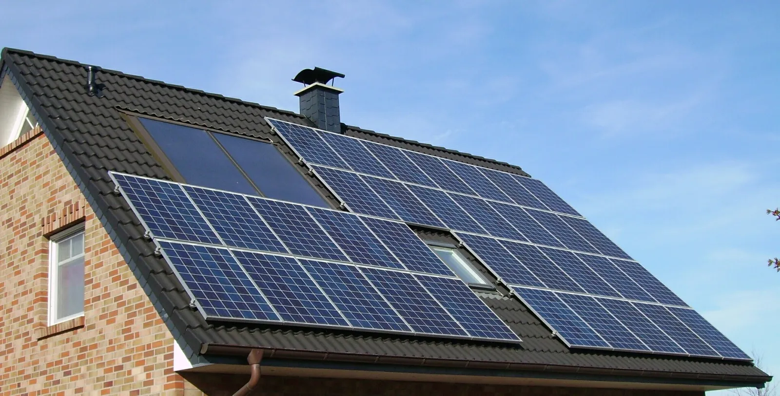 Solceller på ett tak (genrebild)