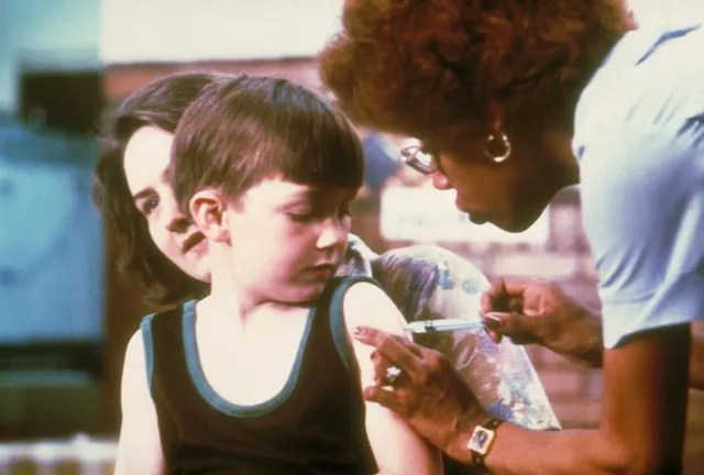Ett barn vaccineras av vårdpersonal