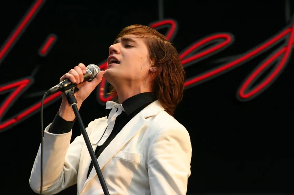 Pelle Almqvist, sångare i The Hives, på scen