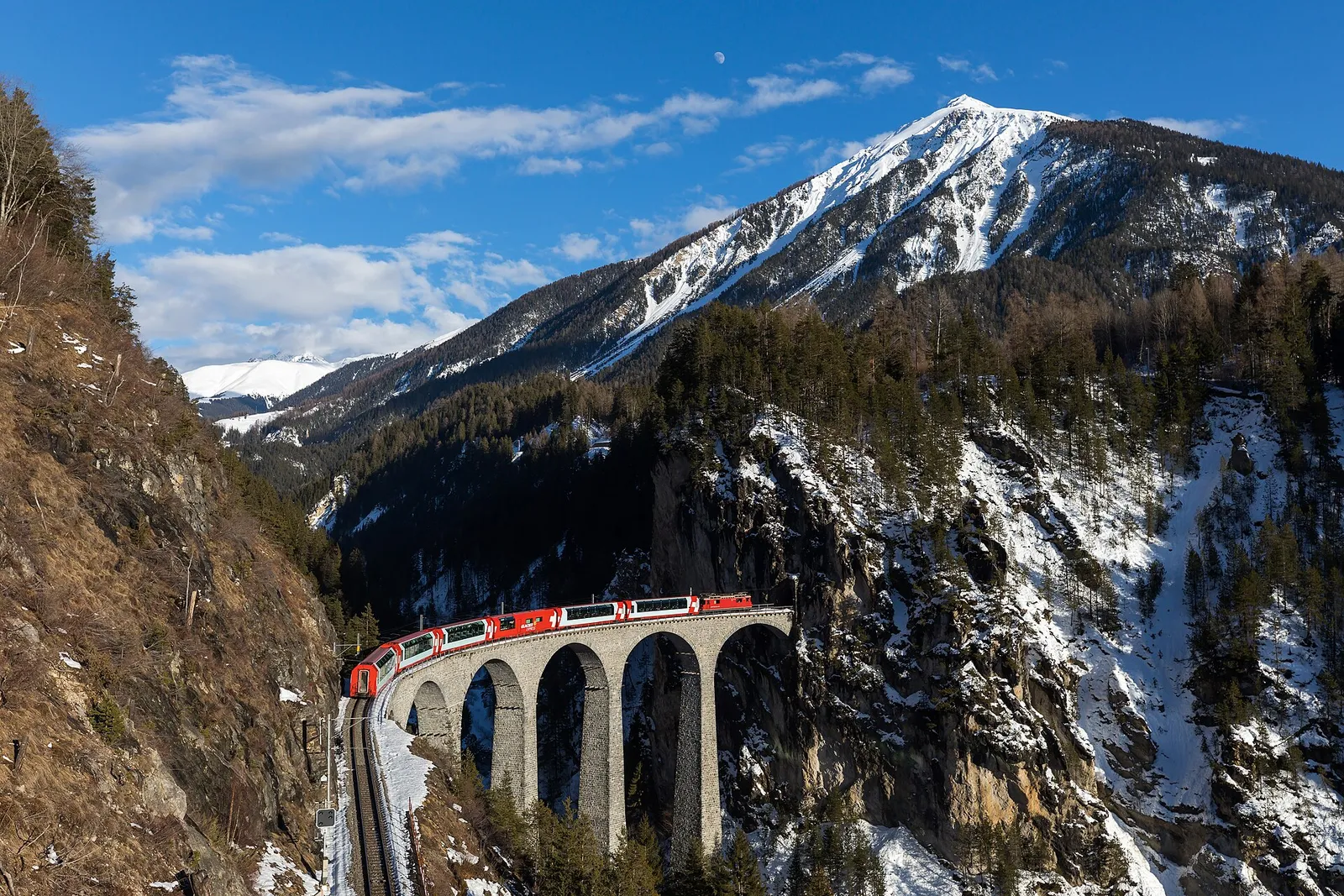 Glacier Express på Landwasserviadukten i de schweiziska alperna