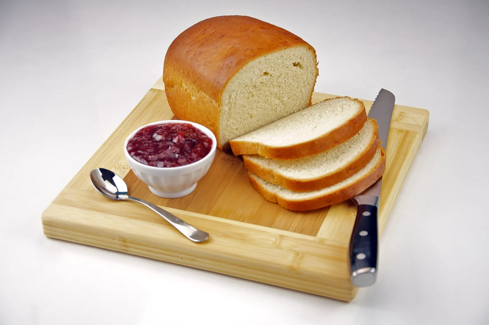 Hembakat bröd med hemkokt jordgubbssylt