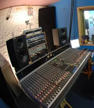 Ett mixerbord i en inspelningsstudio (genrebild)