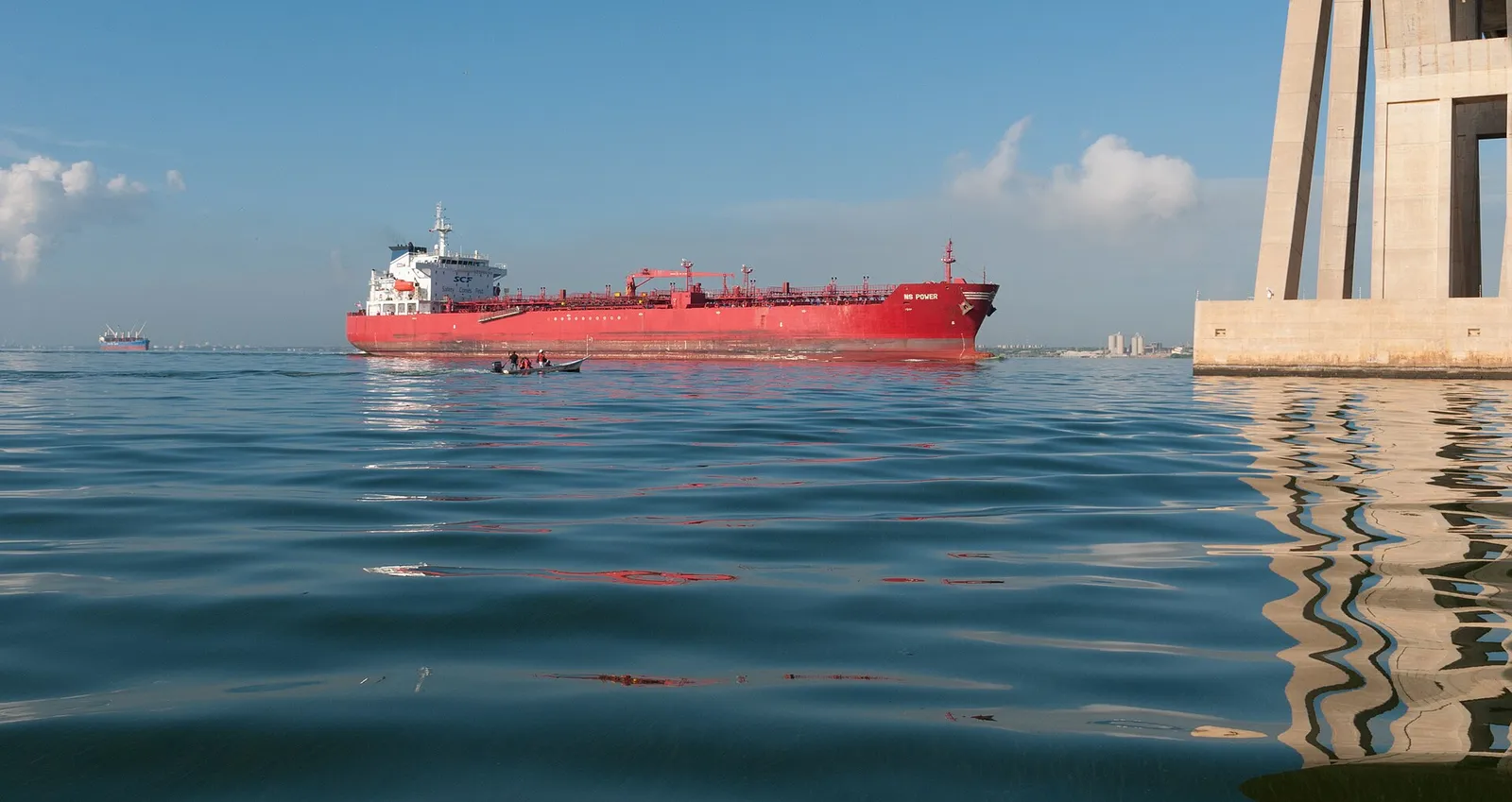 Arkivbild: oljetanker vid bron över Maracaibosjön i Venezuela