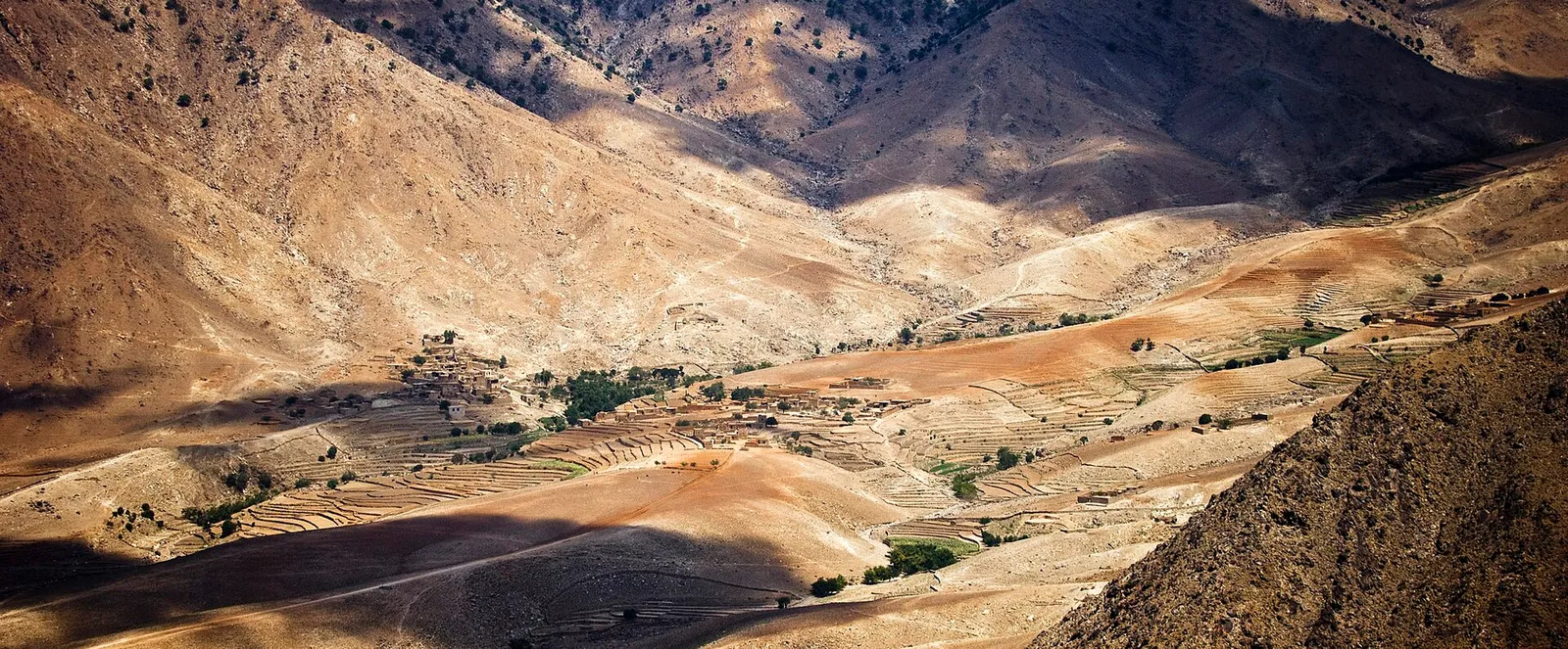 By i Laghmanprovinsen i Afghanistan, arkivbild