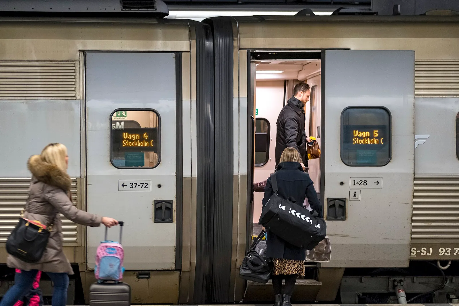 Ett SJ X2000-tåg vid en perrong på väg mot Stockholm