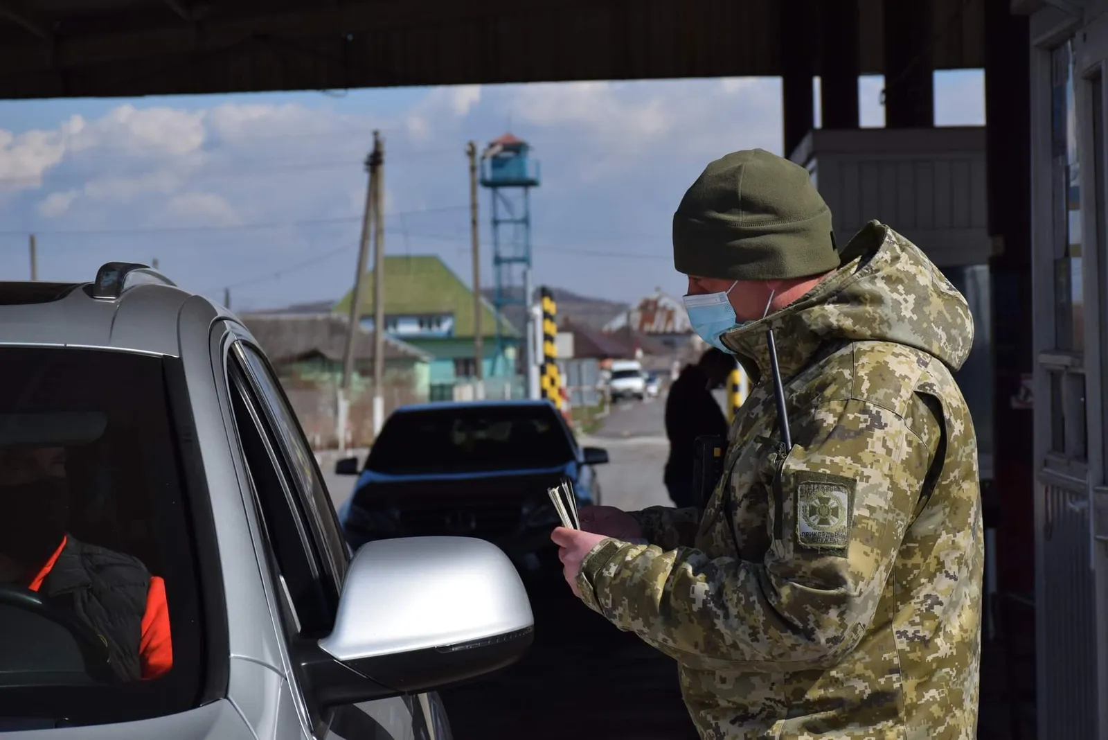 Ukrainska civila vid en gränsövergång (arkivbild)