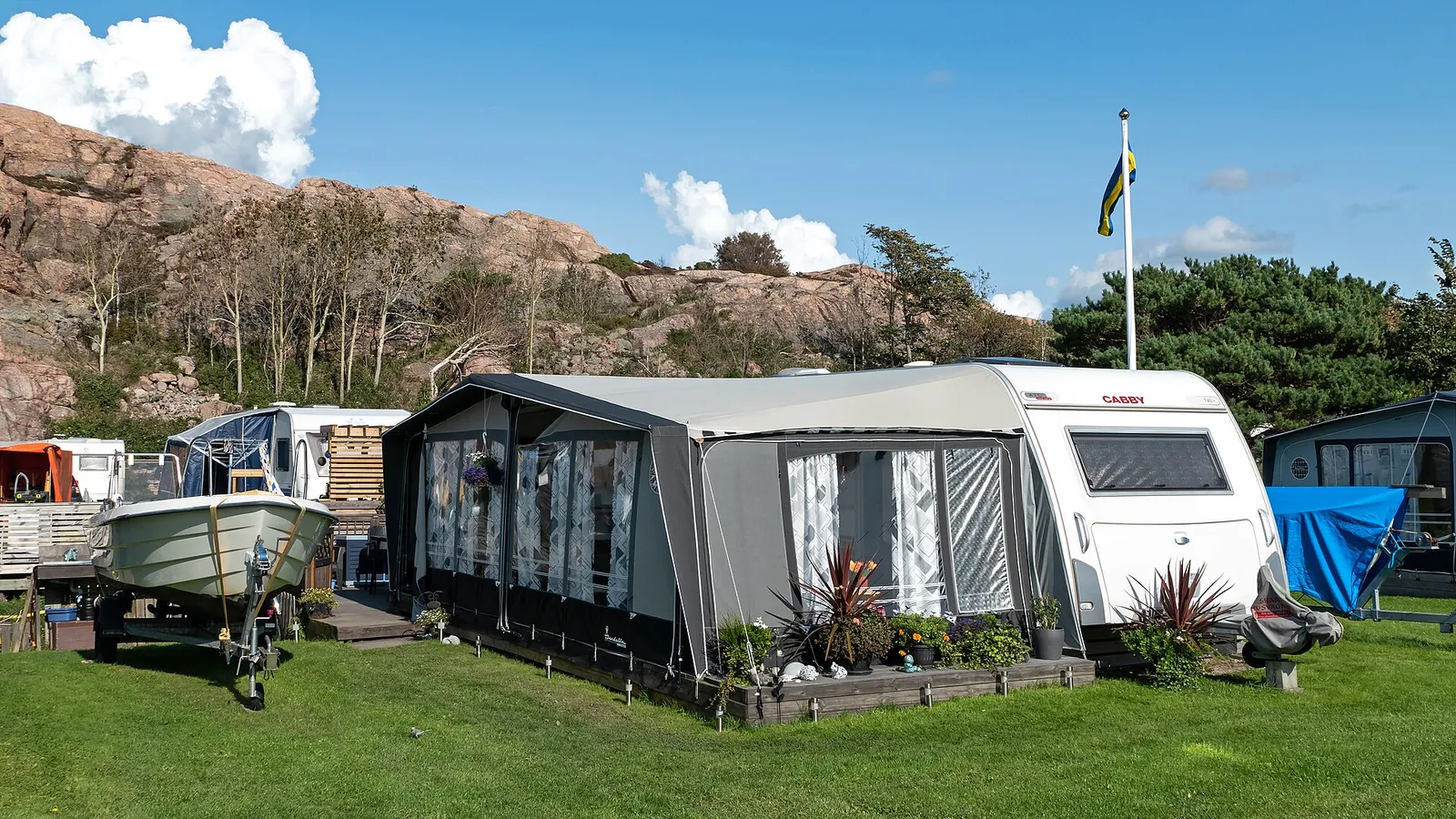 Husvagnar och tält på en svensk campingplats