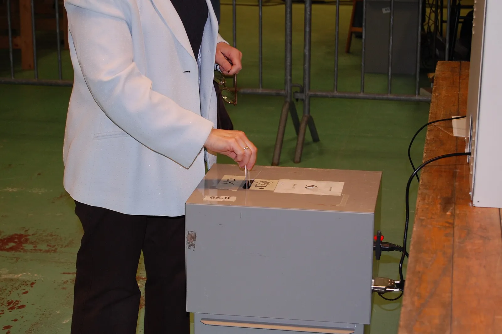 Arkivbild: en valurna i en vallokal.