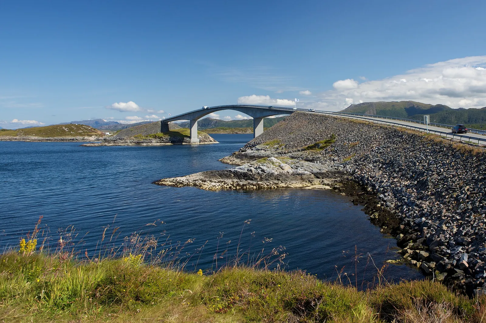 Storseisundbroen längs Atlantvägen i Norge