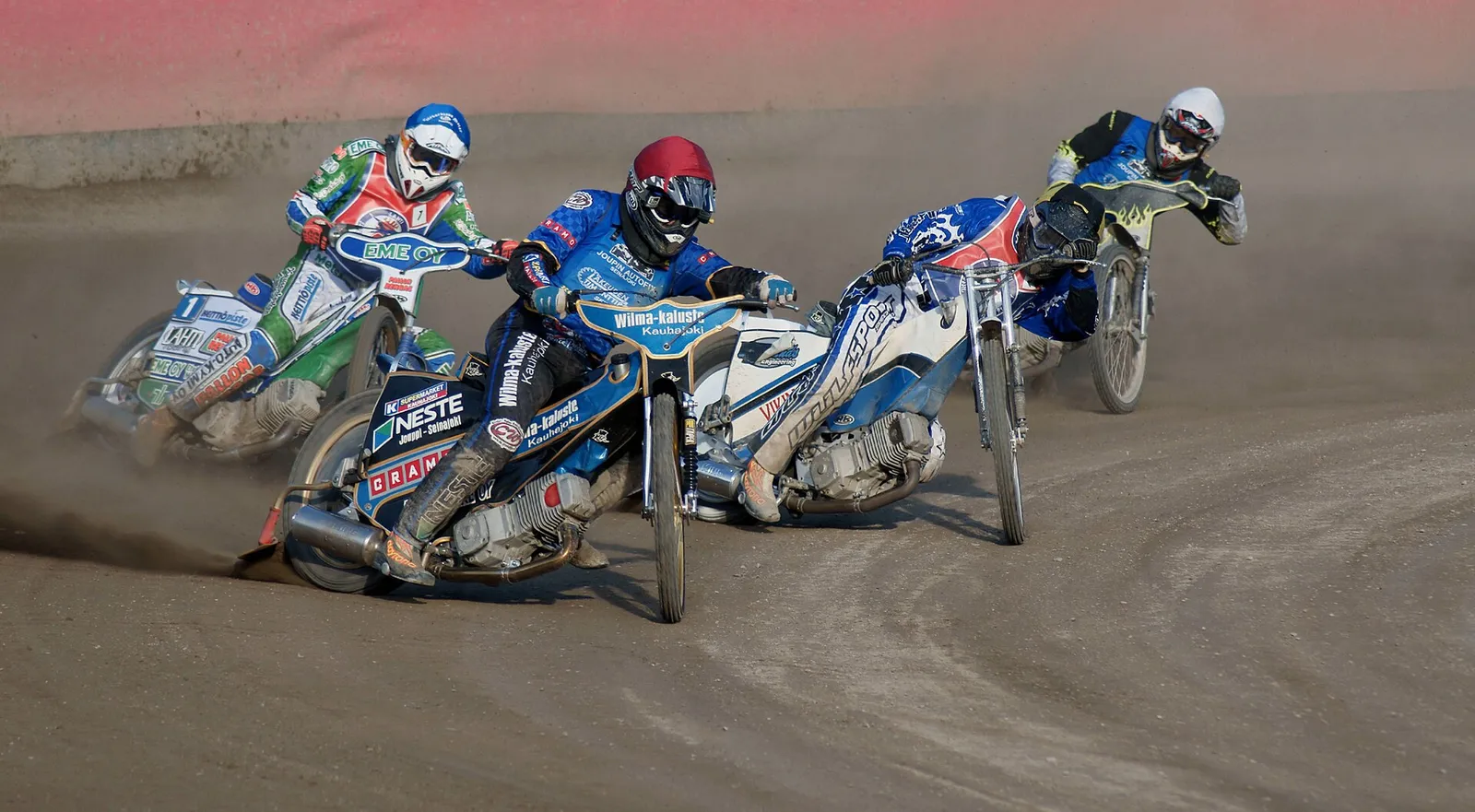 Heat i en speedwaymatch, arkivbild