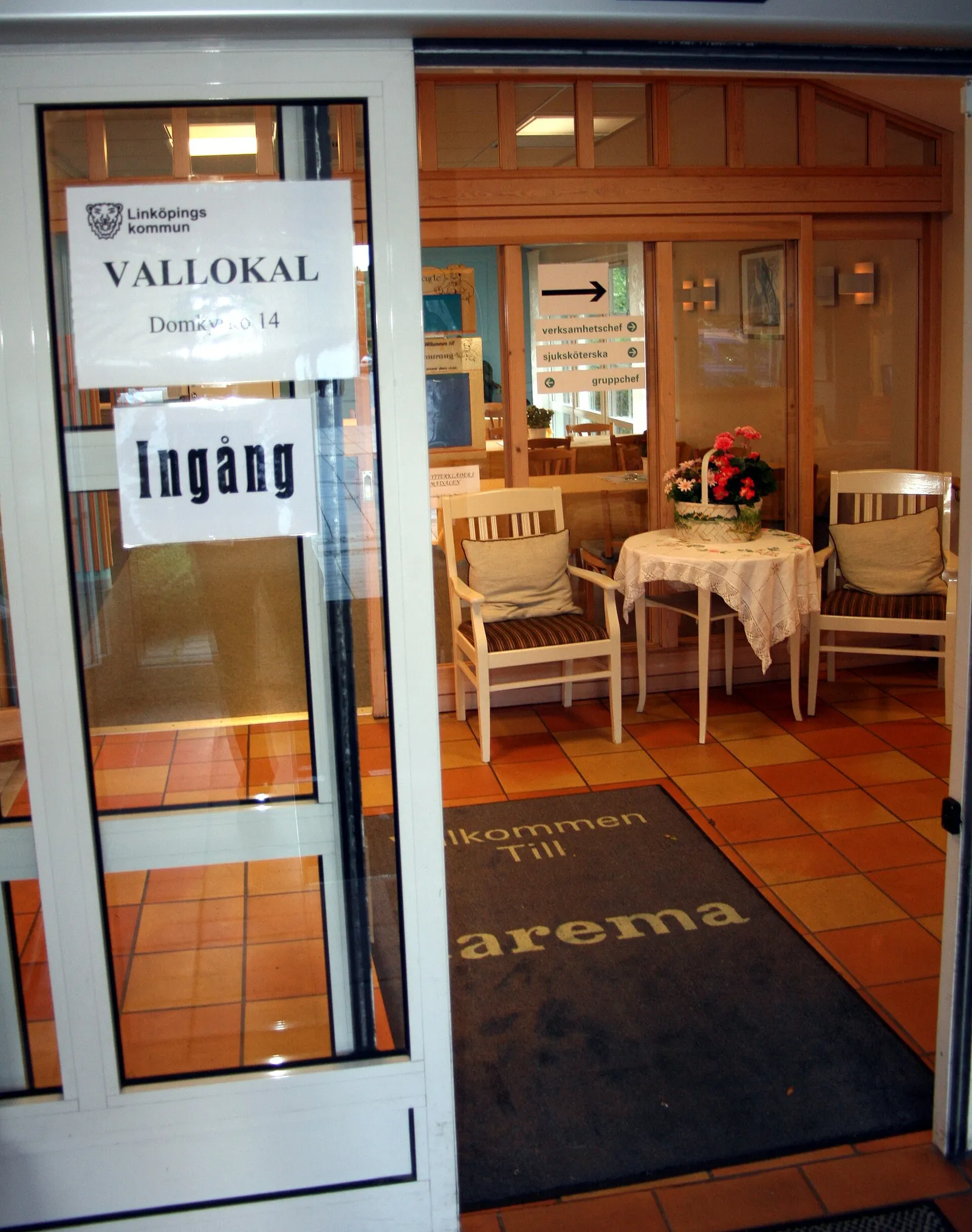 Entrén till en svensk vallokal
