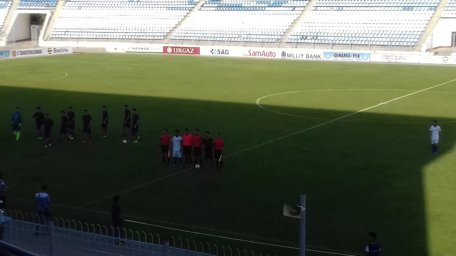 Fotbollsdomare på planen (arkivbild)