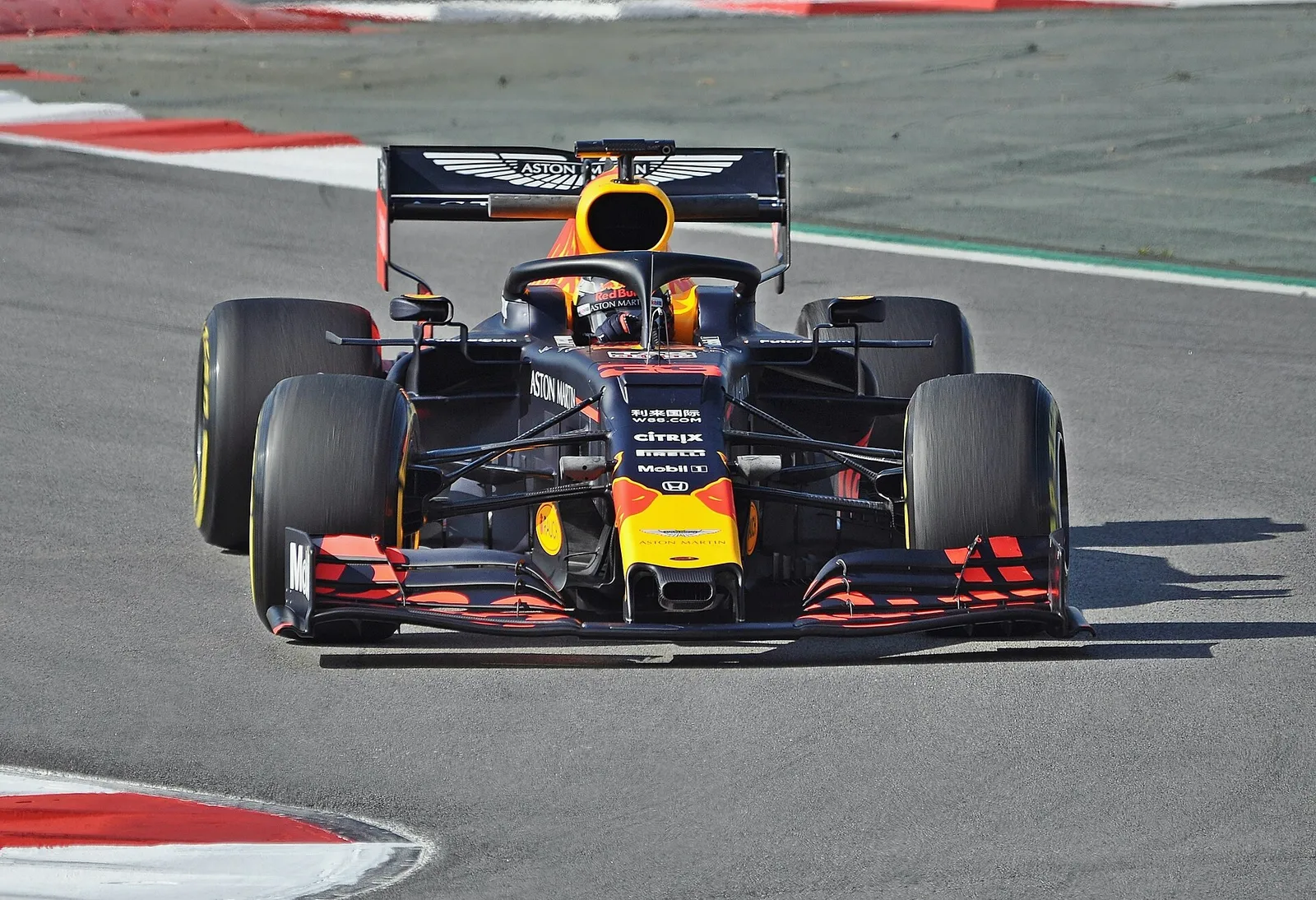 Max Verstappen i Red Bulls bil