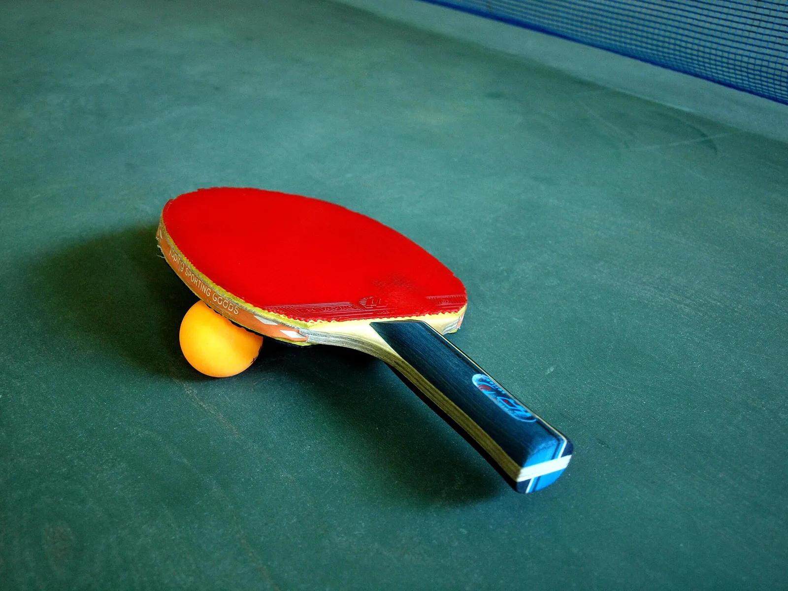 Bordtennisracket och boll