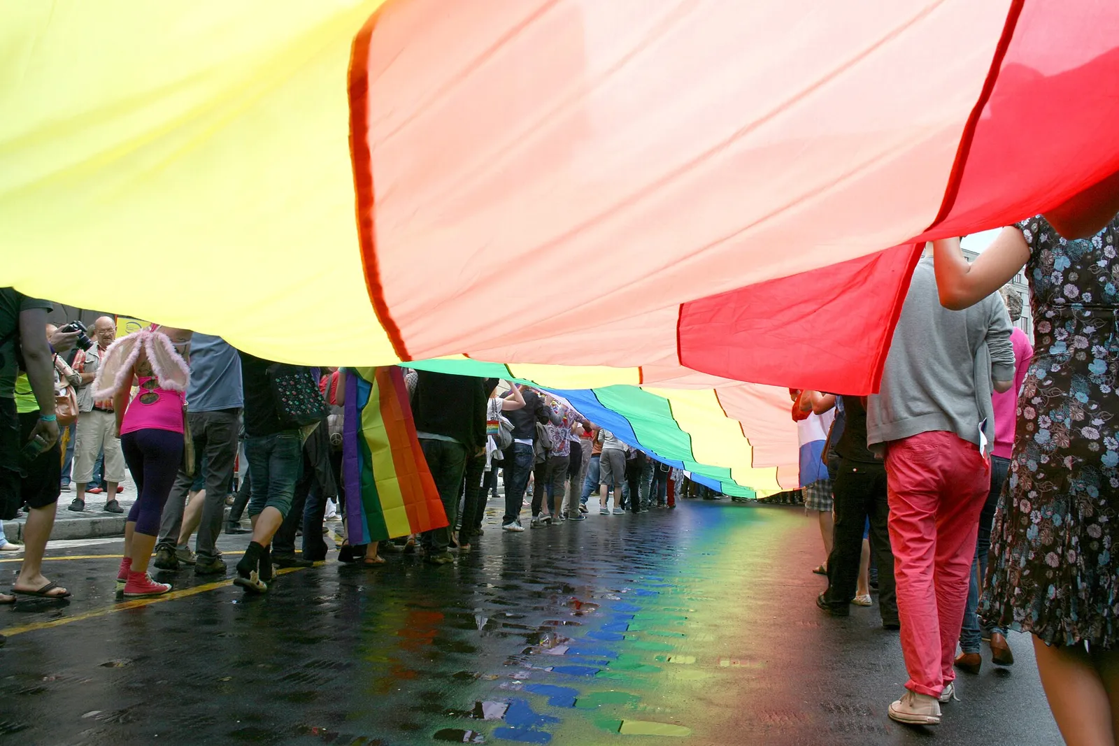 Regnbågsflagga under en prideparad (arkivbild)
