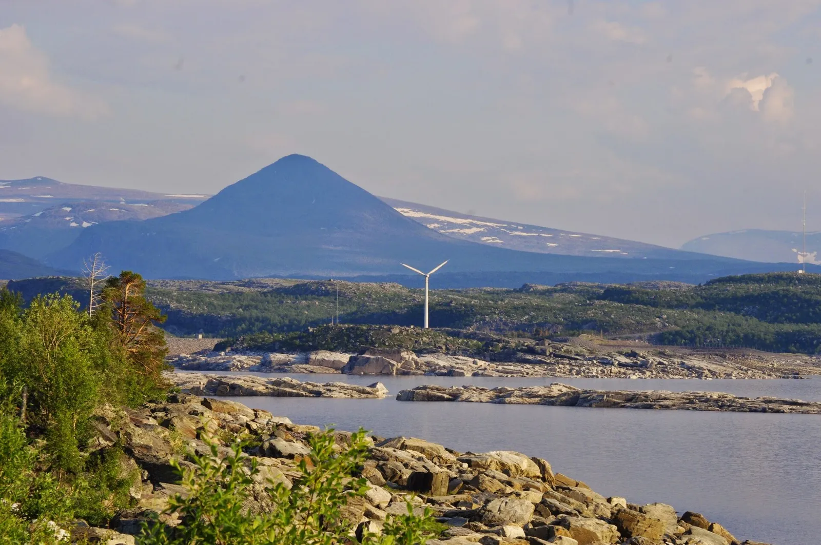 Vindkraftverk i ett svenskt landskap