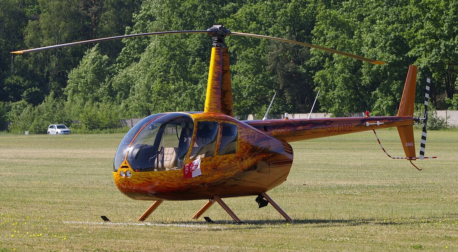 En mindre helikopter på marken (genrebild)
