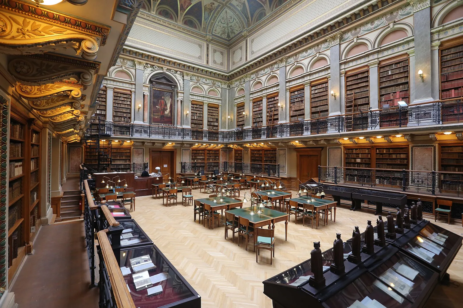 Böcker på hyllor i ett bibliotek