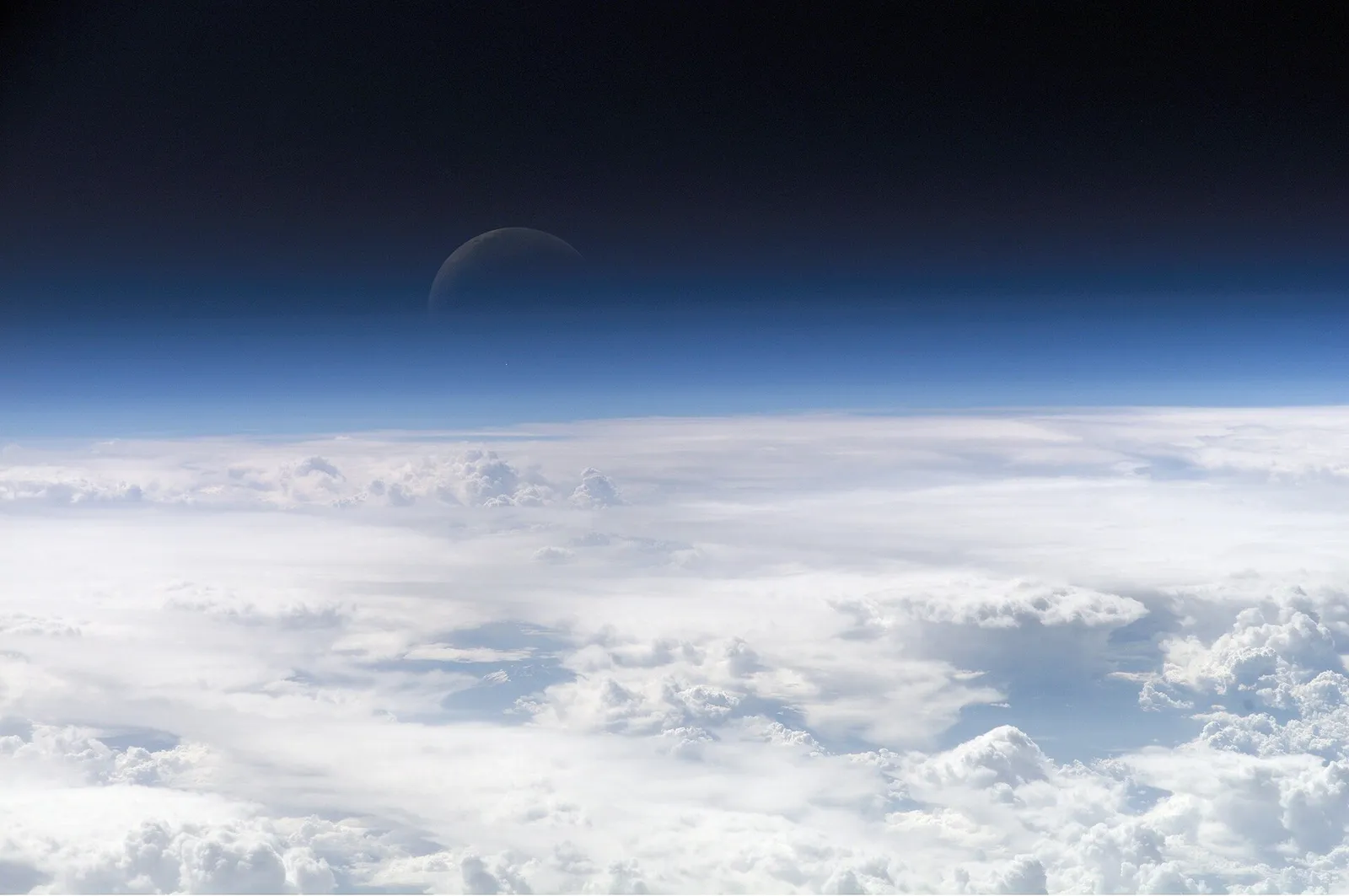 Jordens atmosfär sedd som ett tunt skikt vid horisonten