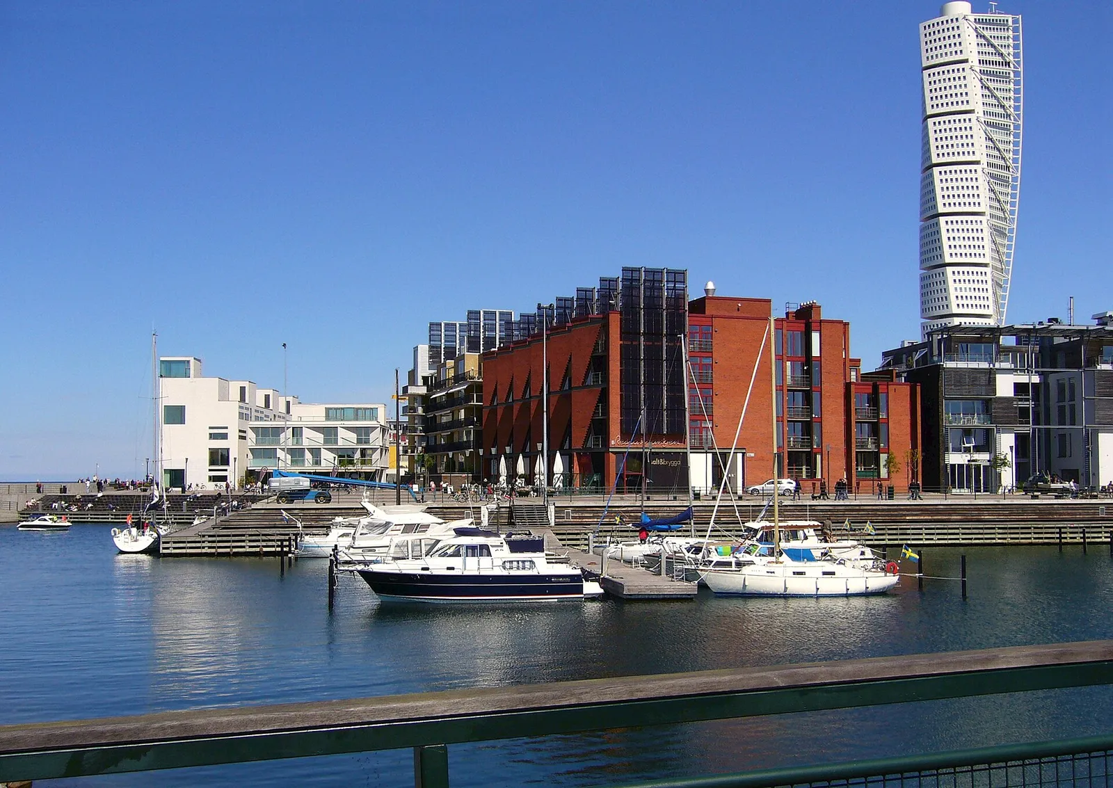 Fritidsbåtar i en hamn